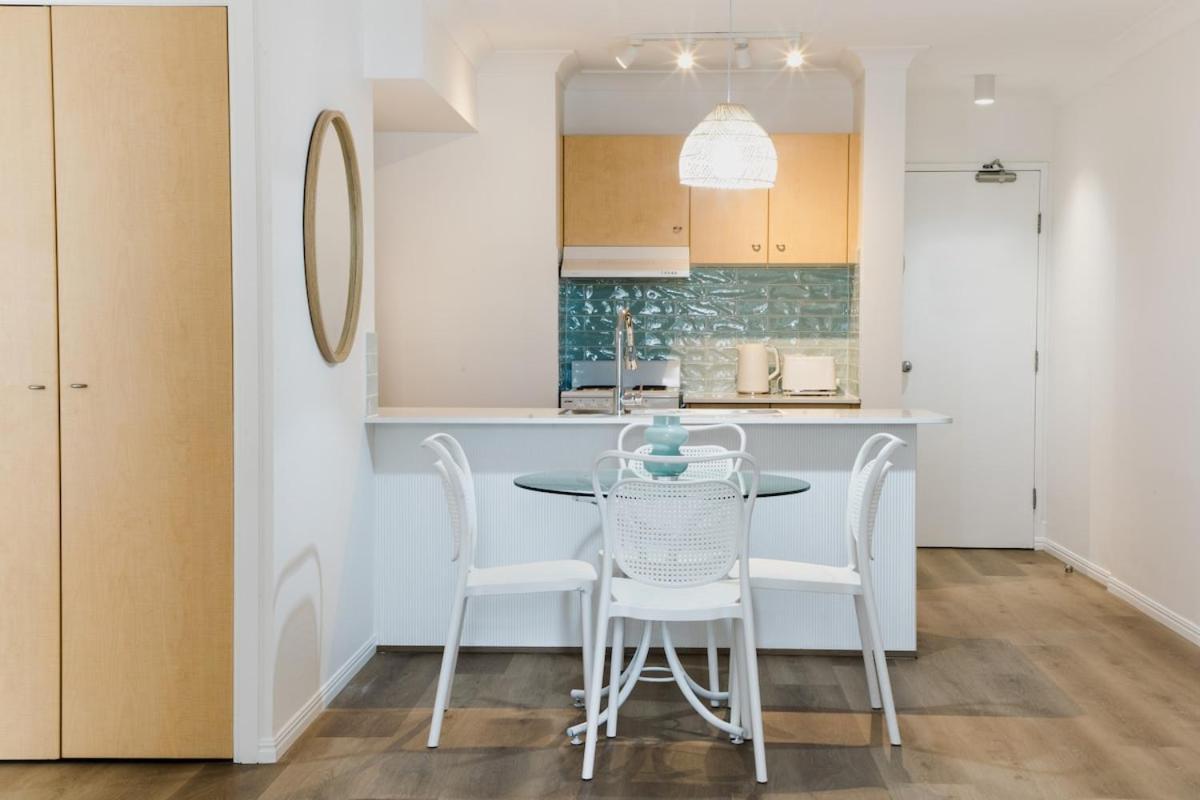 Elegant 1br Coastal Escape In The Heart Of The Gc Apartment *
