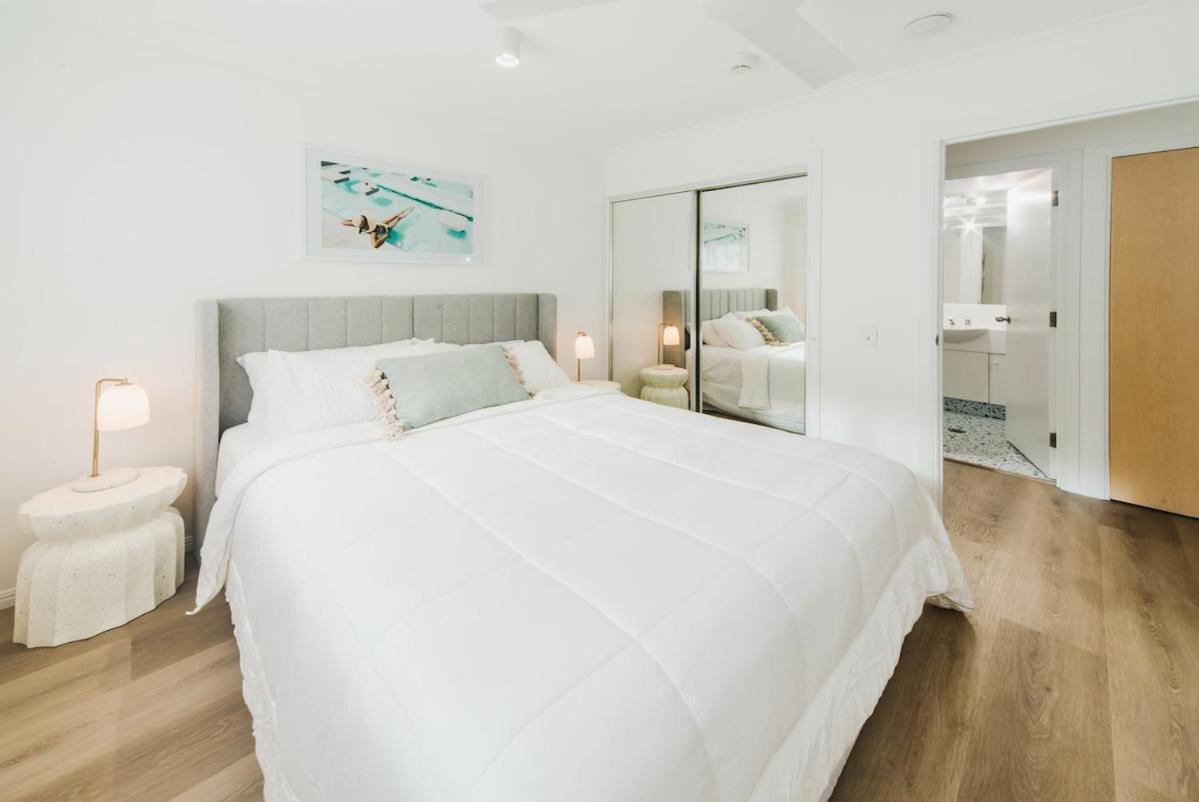 Apartment Elegant 1br Coastal Escape In The Heart Of The Gc