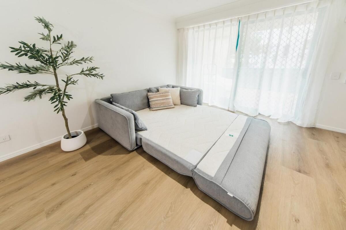 Elegant 1br Coastal Escape In The Heart Of The Gc Apartment Gold Coast